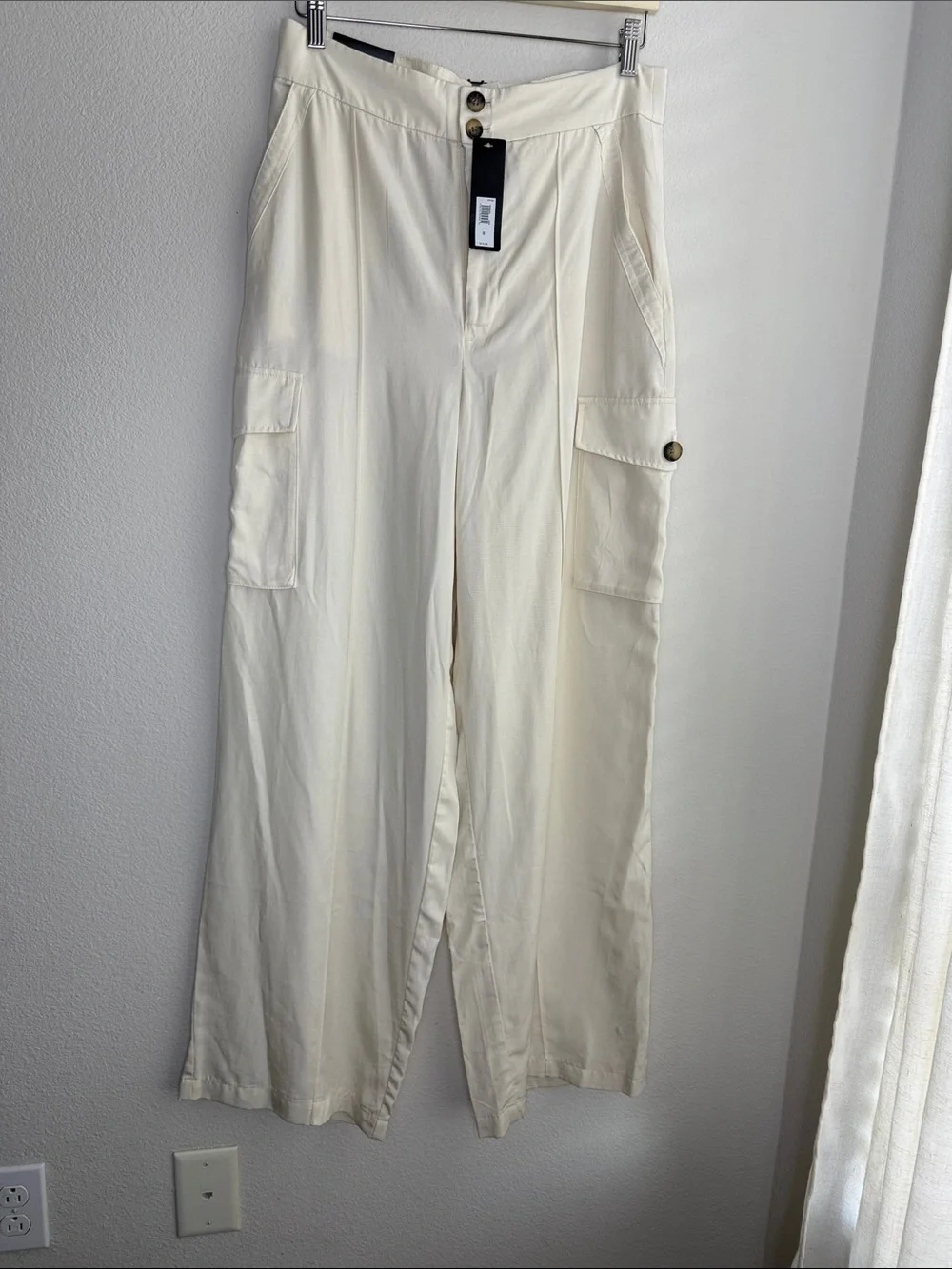 Banana Republic Wide-Leg Cargo Pants in Cream